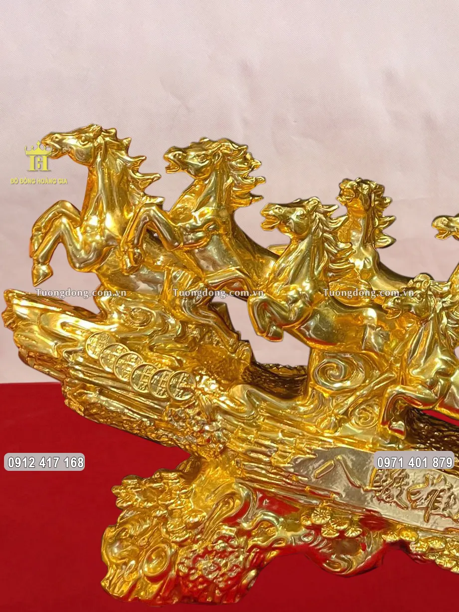 Tám con ngựa đang phi nước đại về cùng một hướng